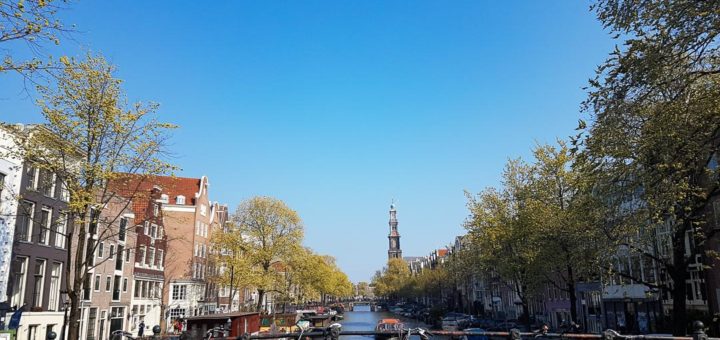 Canal com bicicletas na Holanda
