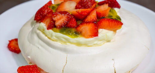 Pavlova com Chantilly e Frutas