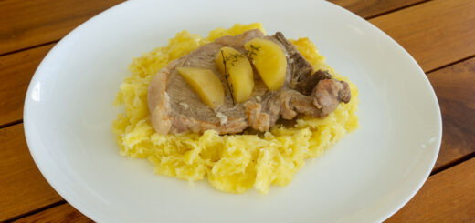 Bistecas com mel e maçãs