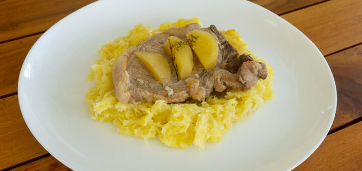 Bistecas com mel e maçãs