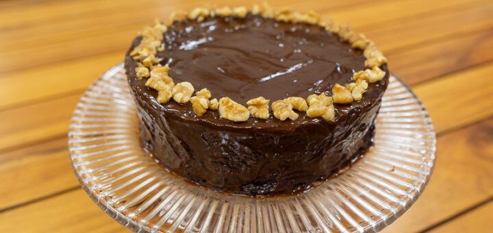 Bolo fudge com cobertura de ganache