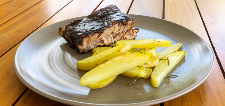 Costelinha de porco ao molho barbecue