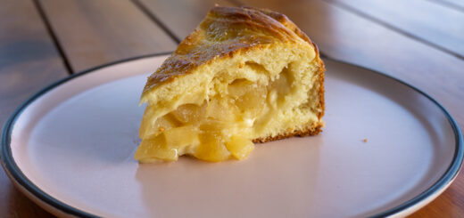 Torta de maçãs com massa de brioche