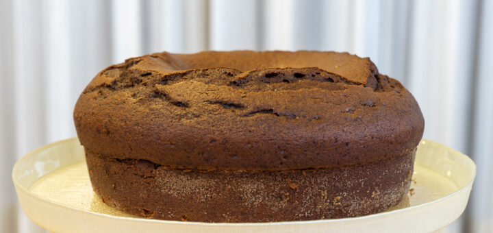 Bolo de cacau em pó e café
