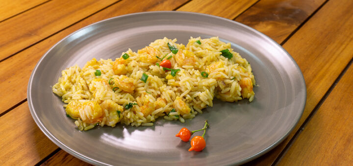 Arroz com camarão e leite de coco