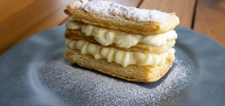 Mil folhas com creme de confeiteiro e chantili