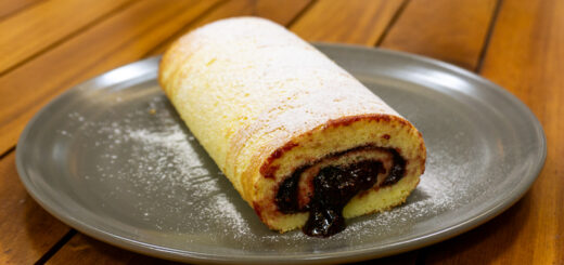 Rocambole recheado com geleia de frutas vermelhas