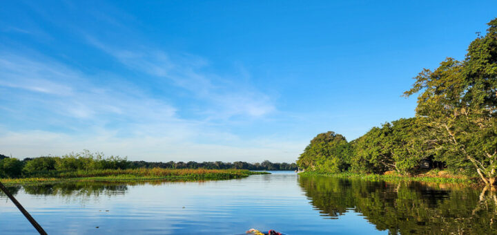 Barco em rio do Pantanal